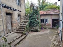 AUBUSSON : MAISON DE VILLE ANCIENNE AVEC JARDIN FLEURI